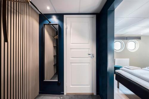 Mälardrottningen Yacht Hotel - image 4