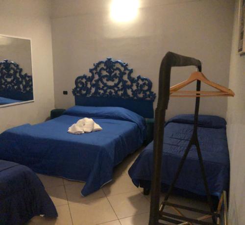 1 king bed, 2 twin beds