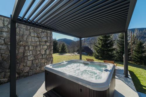 Karstais baseins, CASA NATURA - charming chalet with hot tub in Begovo Razdolje