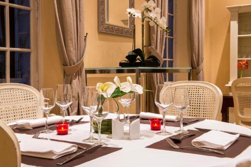 Ресторант, Hotel Chateau de l'Hermitage in Енери