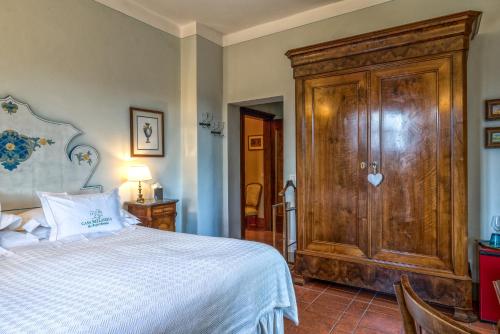 Double Room with Balcony image 9