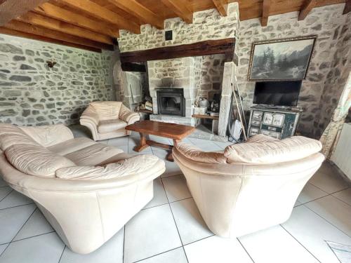 House with 2 bedrooms in Lanobre with enclosed garden and WiFi - image 2