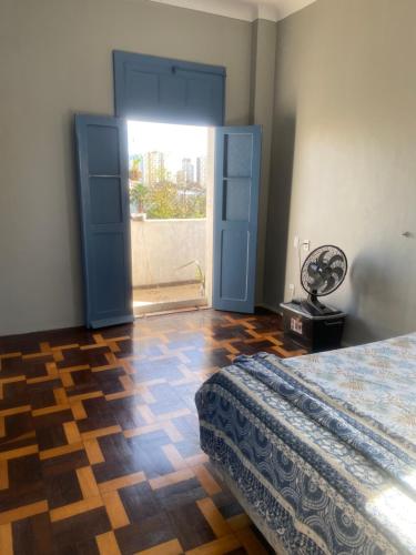 Queen Room with Shared Bathroom image 2