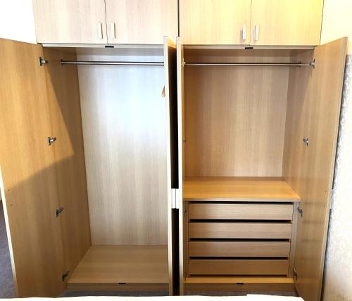 2 twin beds