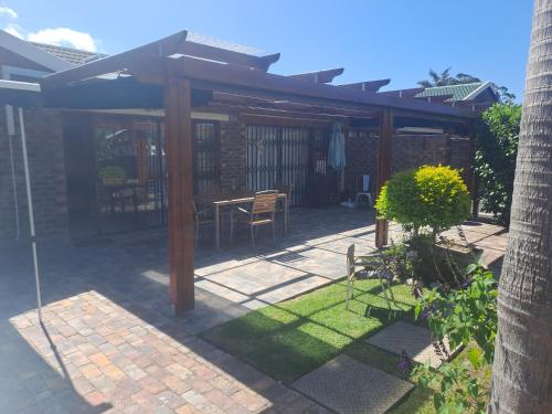 Buitenkant, River Apartment in Gated Complex in Keurboomstanu