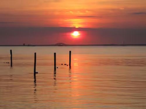 Chill Fire Island Beachfront Cottage with Amazing Bay and Sunset Views, Perfect Location in Fair Har in Kismet