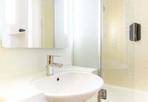 Fürdőszoba, B&B HOTEL Nantes Aeroport near Nantes Atlantique repülőtér