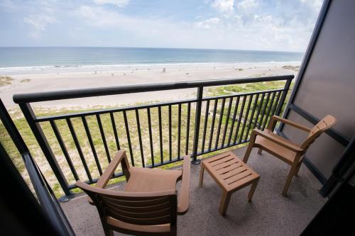 beranda/teres, Shell Island Resort - All Oceanfront Suites in Wrightsville Beach (NC)