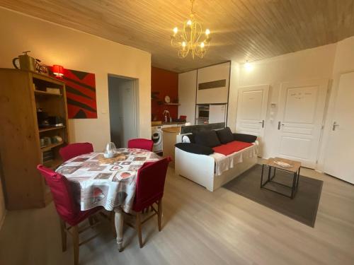 . Ravissant T2, Cl 3 étoiles, 3 pers et 1 enf , 3 lits, parking et patio