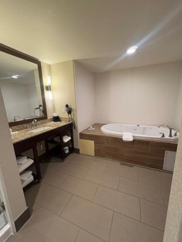 King Suite with Whirlpool - Non-Smoking image 4