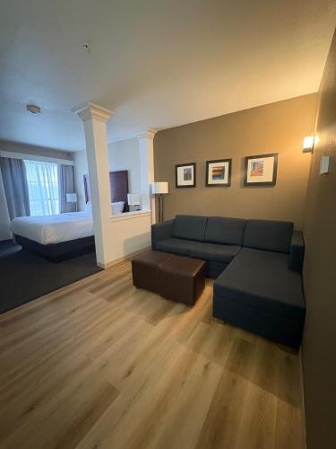 King Suite with Whirlpool - Non-Smoking image 3