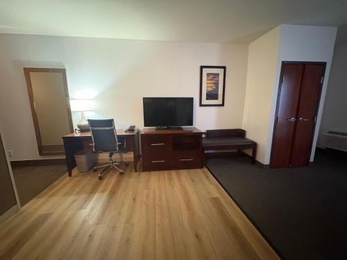 King Suite with Whirlpool - Non-Smoking image 2