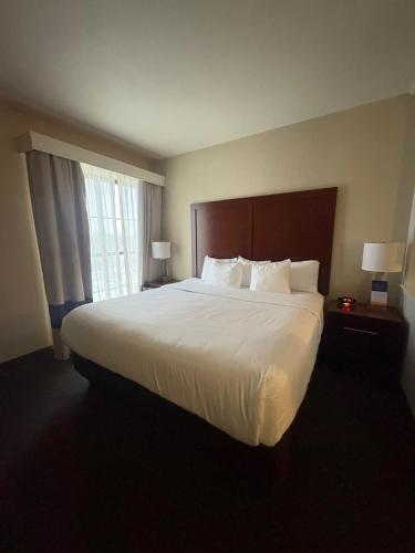 King Suite with Whirlpool - Non-Smoking image 1