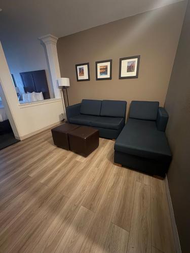 King Suite with Sofa Bed - Non-Smoking image 1