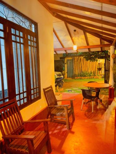 ระเบียง/ชานเรือน, Elephant Side Safari Bungalow in อุดาวาลาเว