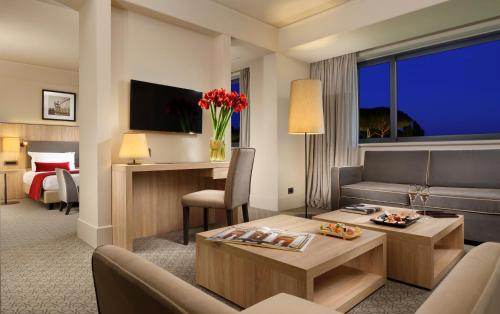 1 king bed, 1 sofa bed