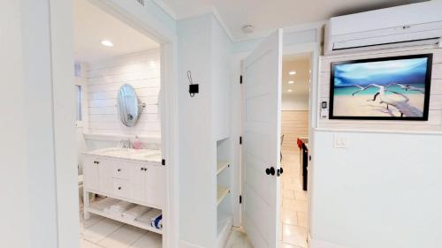 Romantic Secret Garden - Marble Floors & Bath DT Just 2 Blocks Beach Only 3 Miles - image 5