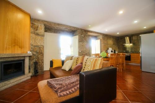 Skupni salon/TV območje, Casa da Laranjeira Turismo Rural by Gerês Casas (Casa da Laranjeira Turismo Rural by Geres Casas) in Soutelo