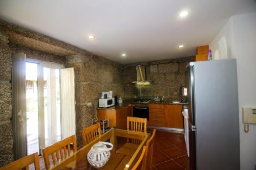 kuhinja, Casa da Laranjeira Turismo Rural by Gerês Casas (Casa da Laranjeira Turismo Rural by Geres Casas) in Soutelo