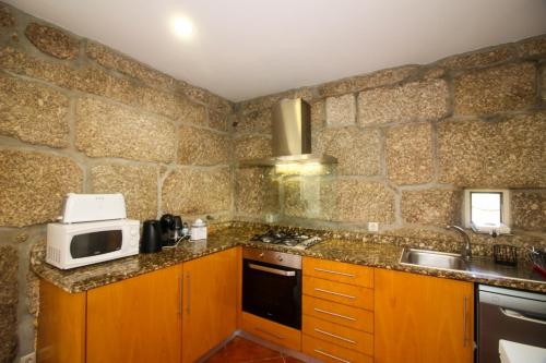 kuhinja, Casa da Laranjeira Turismo Rural by Gerês Casas (Casa da Laranjeira Turismo Rural by Geres Casas) in Soutelo