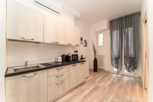 1 B&Business Torino - 50 mt dalle Molinette, 300 mt da Metro Spezia, 1k m da Lingotto Fiere near Museo dell'automobile