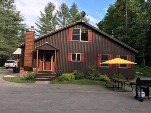 Viesnīcas āriene, Adirondack Luxury Getaway in Big Moose (NY)