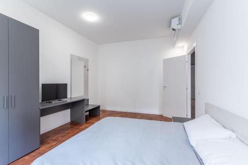 Skylife Modern 4-Bedroom Trastevere Apartment, Rome (photo 3)