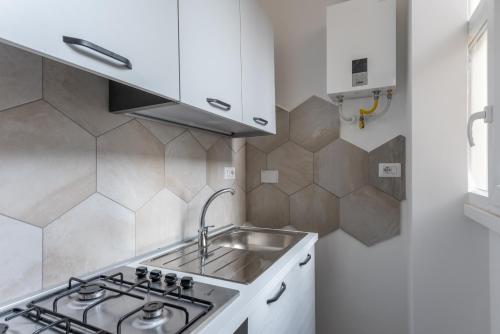 Skylife Modern 4-Bedroom Trastevere Apartment, Rome (photo 8)