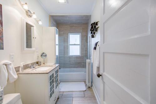 Peaceful Oasis on Munjoy Hill 1st flr 3BR parking Peaceful Oasis on Munjoy Hill 1st flr 3BR parking