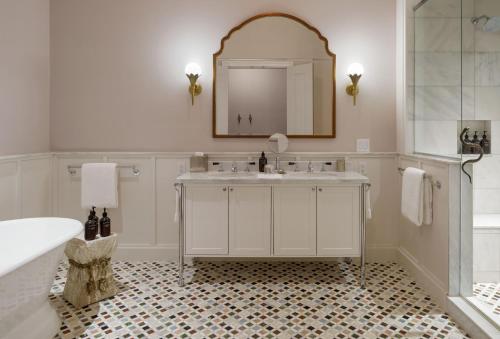 One-Bedroom King Suite image 4