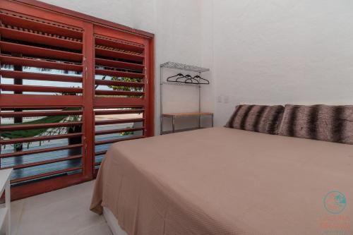 1 queen bed, 3 twin beds