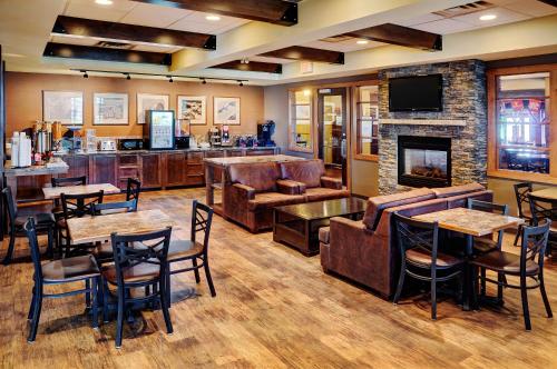 Alimentos e Bebidas, Lakeview Inns & Suites - Fort Saskatchewan in Clover park