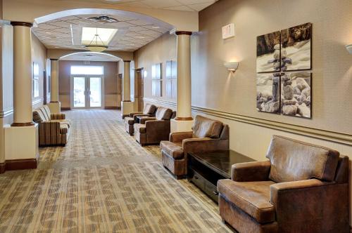 Lobby, Lakeview Inns & Suites - Fort Saskatchewan in Clover park