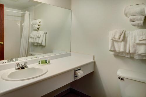 Lakeview Inns & Suites - Fort Saskatchewan