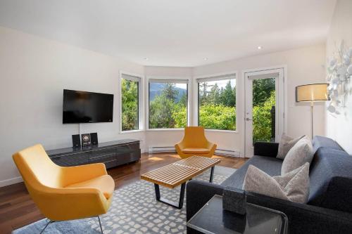 Wintergreen 34 | Townhome a Short Walk to Skiing & Blackcomb Gondola, Secure Parking in Whistler, Canada