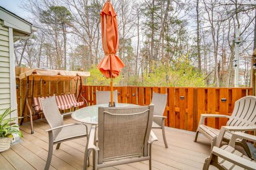 Galloway Townhome with Private Deck Near Casinos! in Galloway, USA