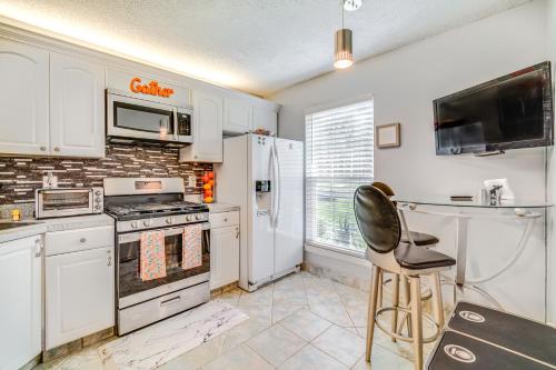 Galloway Townhome with Private Deck Near Casinos! in Galloway, USA