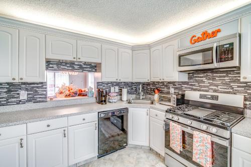 Galloway Townhome with Private Deck Near Casinos! in Galloway, USA