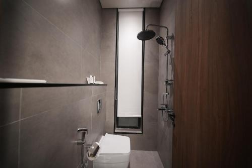 One-Bedroom Apartment image 7