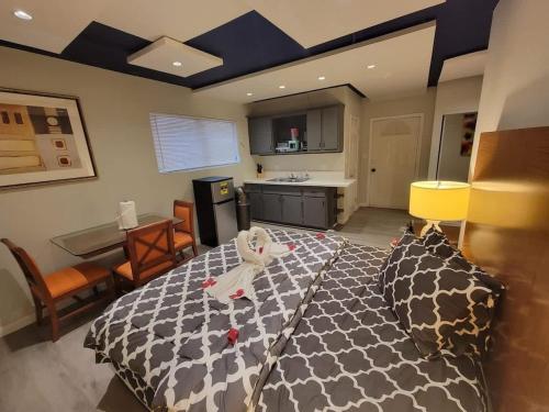 Vegas Unit A Charm to Remember Love of Vegas