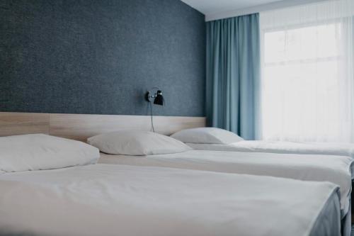3 twin beds
