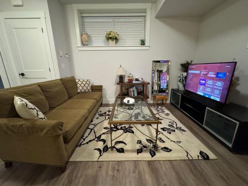 Modern 2BR Suite Near Morgan Creek & White Rock