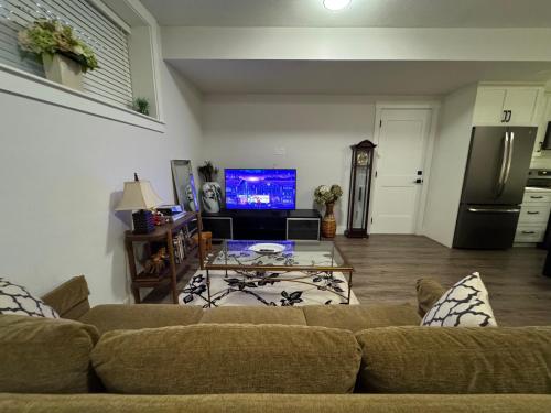 Modern 2BR Suite Near Morgan Creek & White Rock