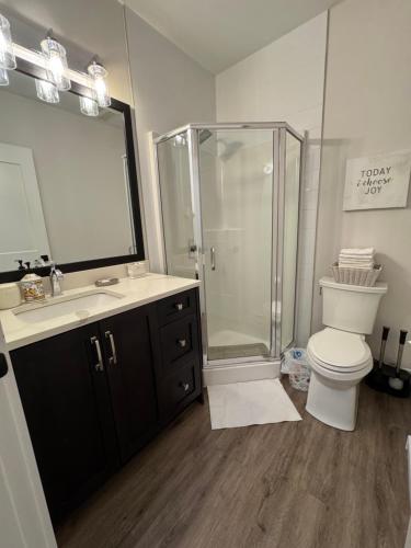 Modern 2BR Suite Near Morgan Creek & White Rock