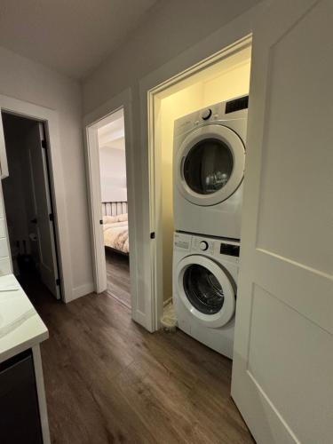 Modern 2BR Suite Near Morgan Creek & White Rock