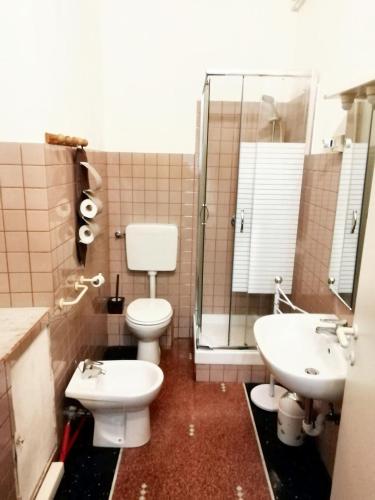 Charming Apartment in Genova with Private Parking 70 sqm - image 5