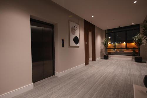 One-Bedroom Apartment image 4