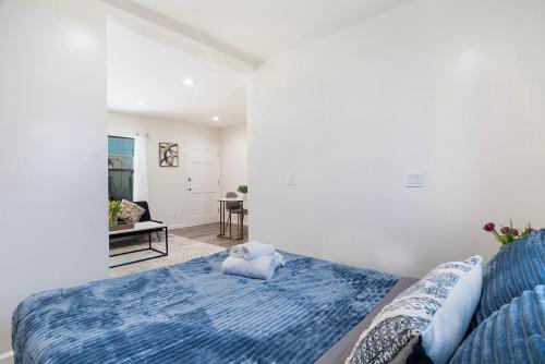 Cozy Ground-Floor Studio Near Beverly Hills Dining & Pico Blvd detail