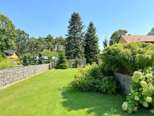 Garten, Ferienbungalow Kräuterhexxe (Ferienbungalow Krauterhexxe) in Brandenburg an der Havel