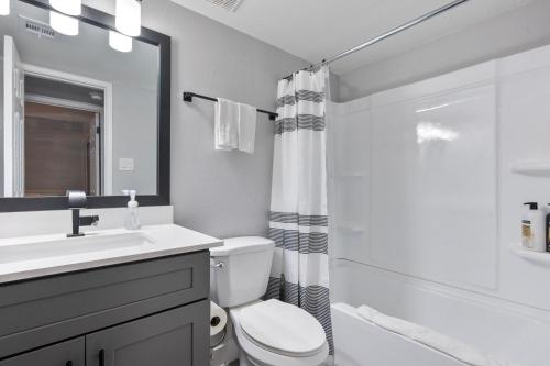 Stylish 3B2B Haven in Scottsdale with Free Parking thumb 3